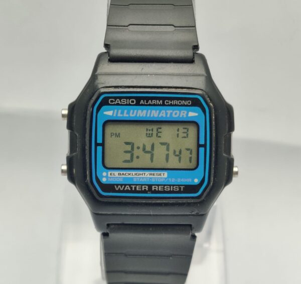 Casio Illuminator Quartz 1572 F-105 Alarm Chrono Digital Vintage Watch